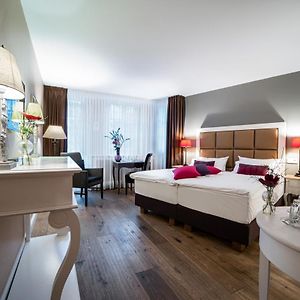 Zimmer mit Kingsize-Bett